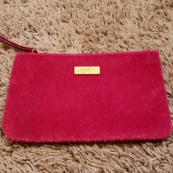 NWOT Ipsy Pink Fuzzy Makeup Bag - Picture 3 of 8